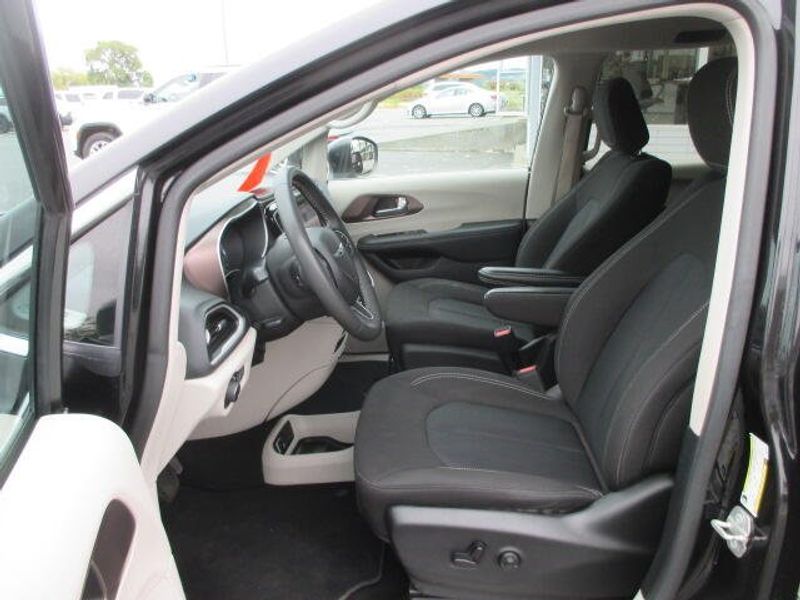Used 2023 Chrysler Voyager LXImage 15