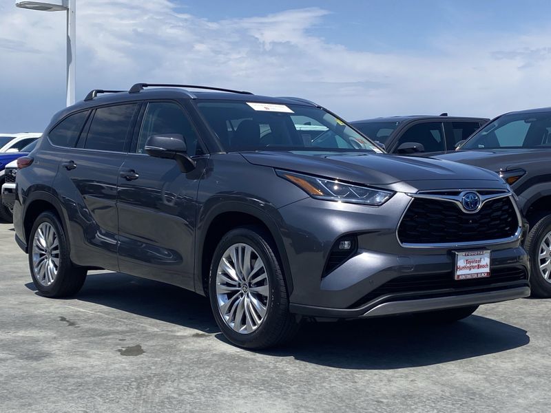Used 2023 Toyota Highlander PlatinumImage 2