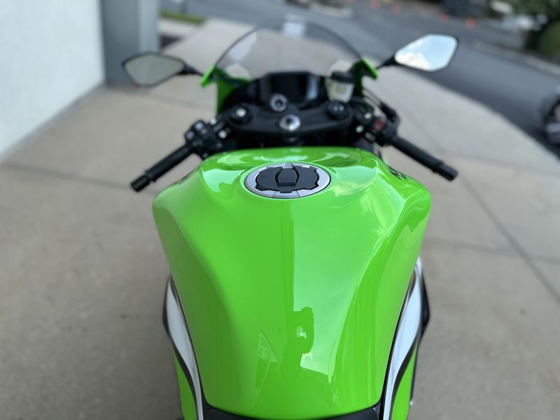 2025 Kawasaki Ninja ZX6R KRT Edition ABS in a Lime Green/Ebony/Pearl Blizzard White exterior color. Cross Country Powersports 732-491-2900 crosscountrypowersports.com 