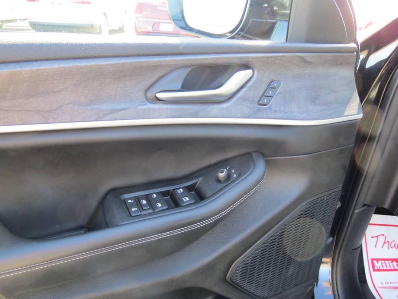 Used 2023 Jeep Grand Cherokee Limited 4x4 4dr SUVImage 13