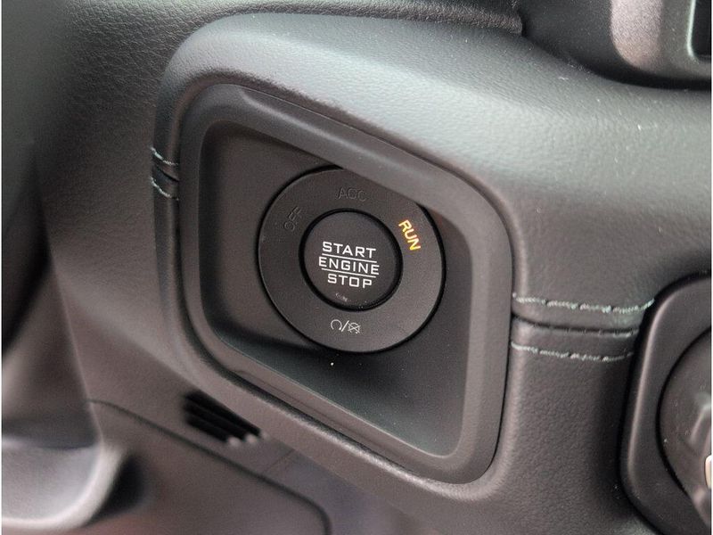 New 2025 Jeep Wrangler 4-door SaharaImage 19