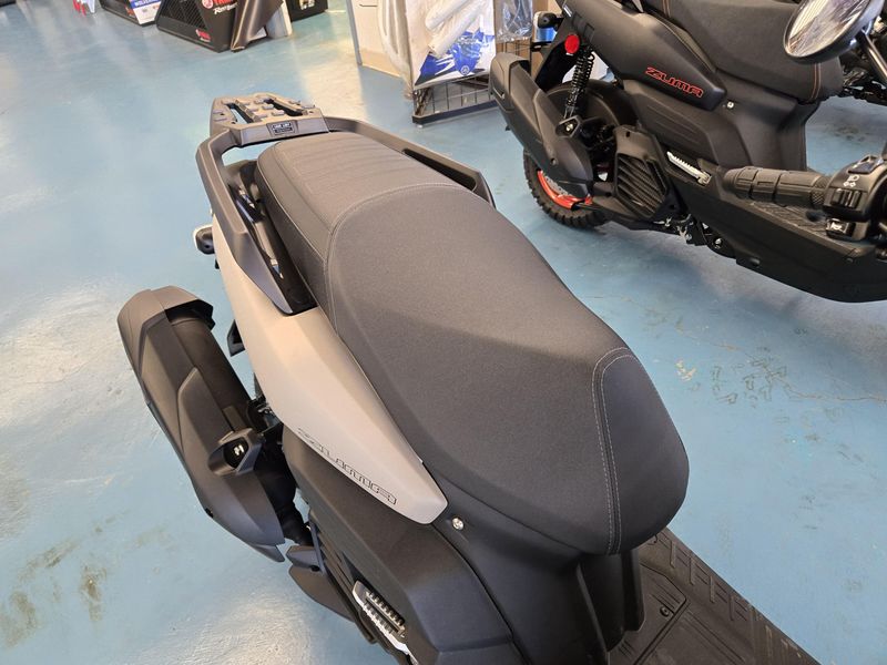 2025 Yamaha ZUMA 125 SAND GRAY Image 13