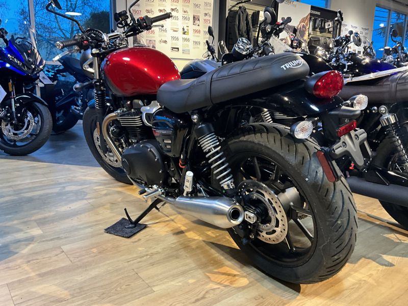 2024 Triumph SPEED TWIN 900 in a CARNIVAL RED / PHANTOM BLACK exterior color. BMW Motorcycles of Modesto 209-524-2955 bmwmotorcyclesofmodesto.com 