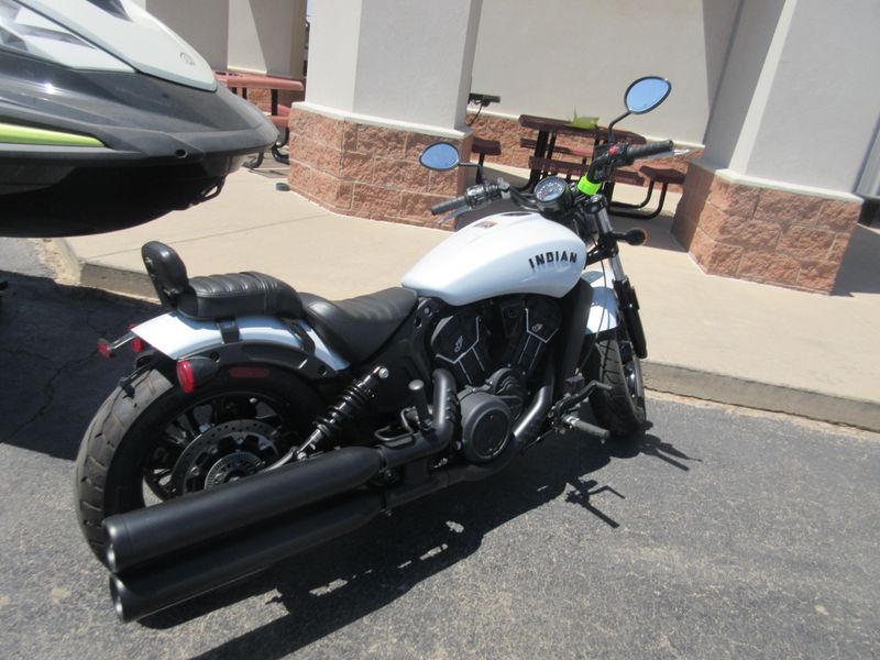 USED 2024 INDIAN MOTORCYCLE SCOUT BOBBER SIXTY ABS GHST WHT MTLC CAL Image 5