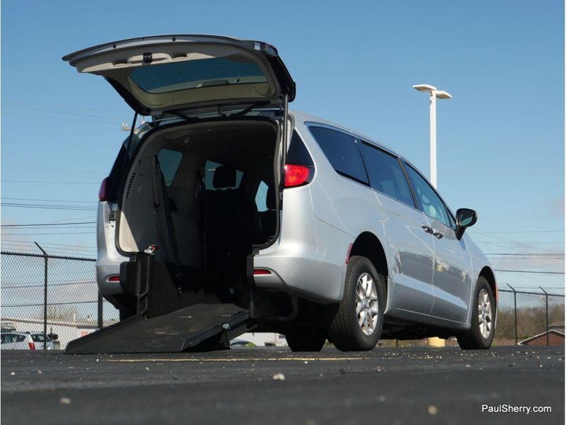 2022 Chrysler Voyager LXImage 8