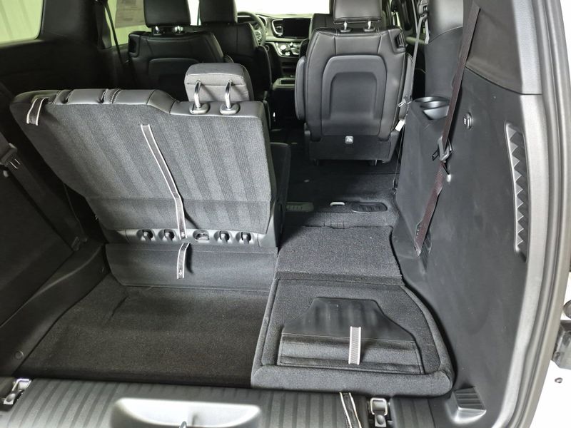 2025 Chrysler Pacifica SelectImage 15