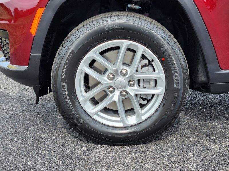 2024 Jeep Grand Cherokee L Laredo 4x4Image 7