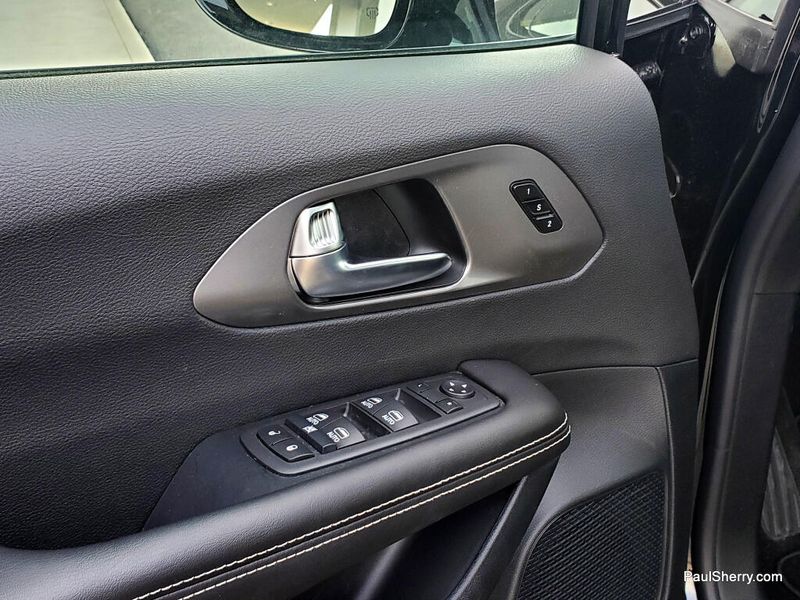 New 2026 Chrysler Pacifica Select