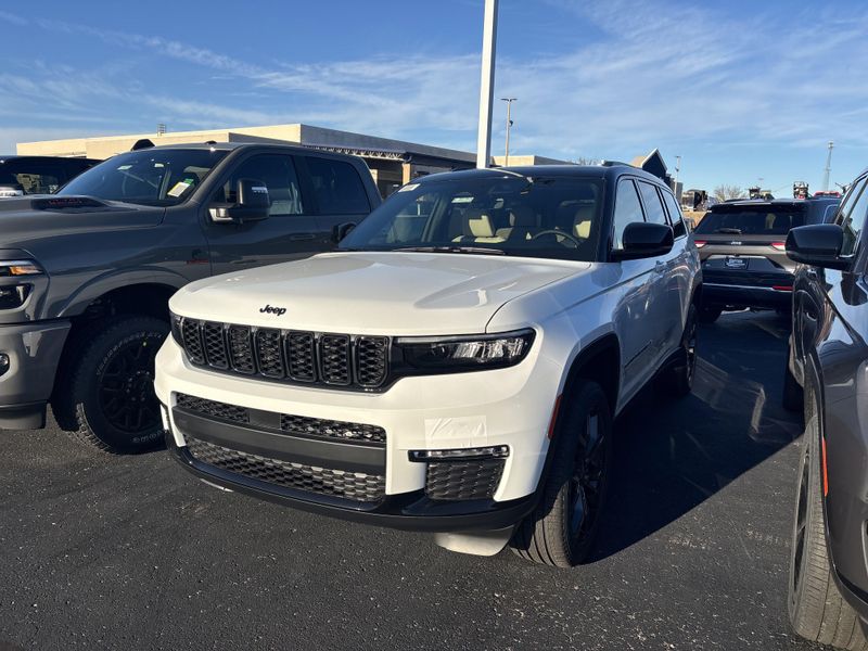 New 2025 Jeep Grand Cherokee L Limited 4x4Image 1