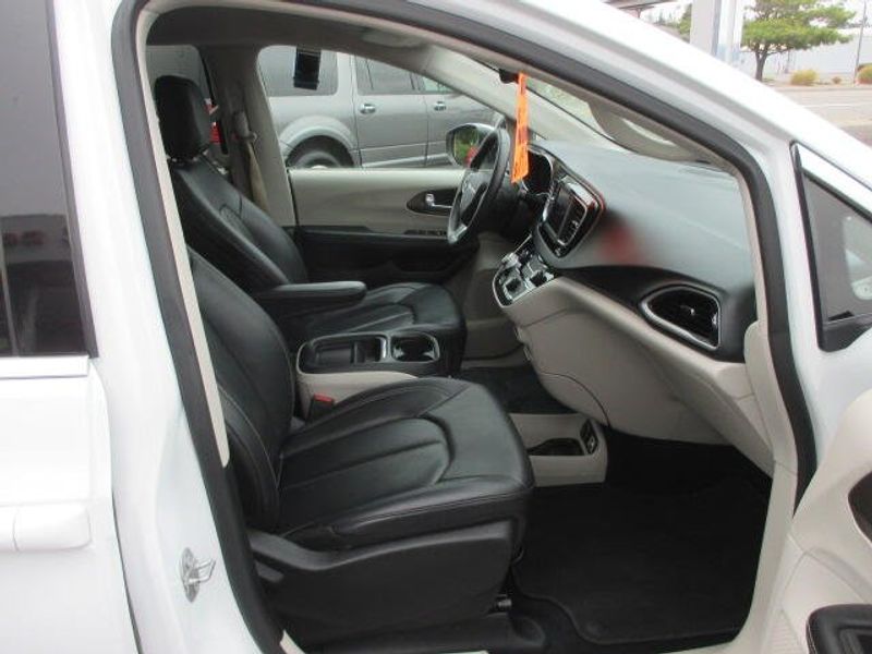 Used 2020 Chrysler Voyager LXIImage 25