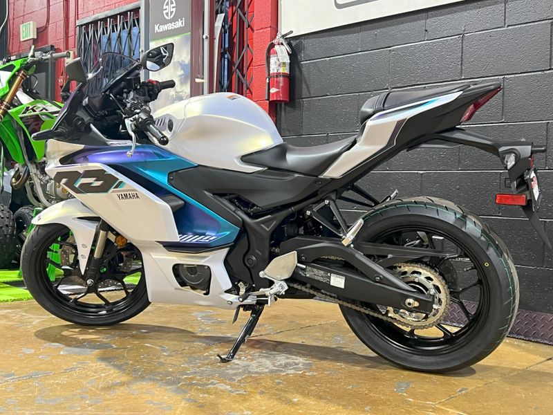 2025 Yamaha YZF-R3 ABS Image 4