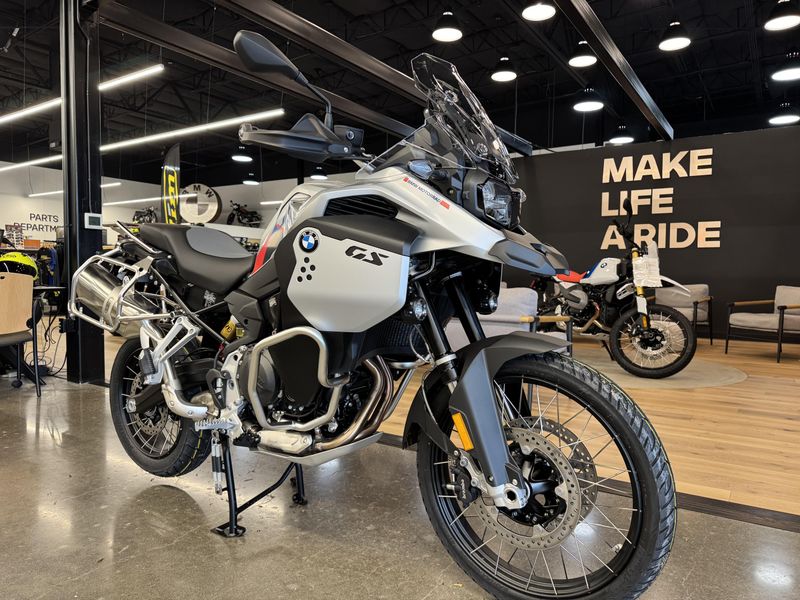 2025 BMW F 900 GS Adventure - WHITE ALUMINUM METALLIC MATTE 