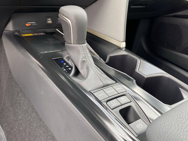 2025 Toyota Camry SEImage 18