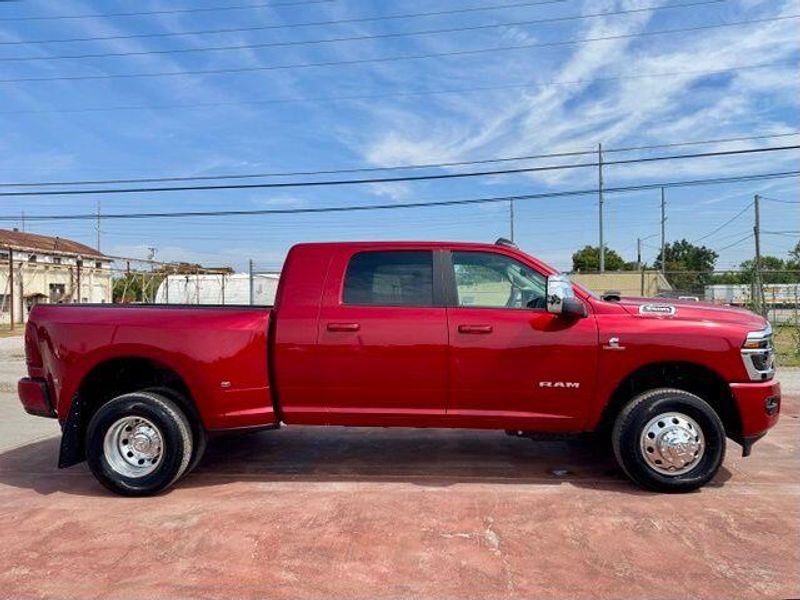New 2027 RAM 3500 LaramieImage 4