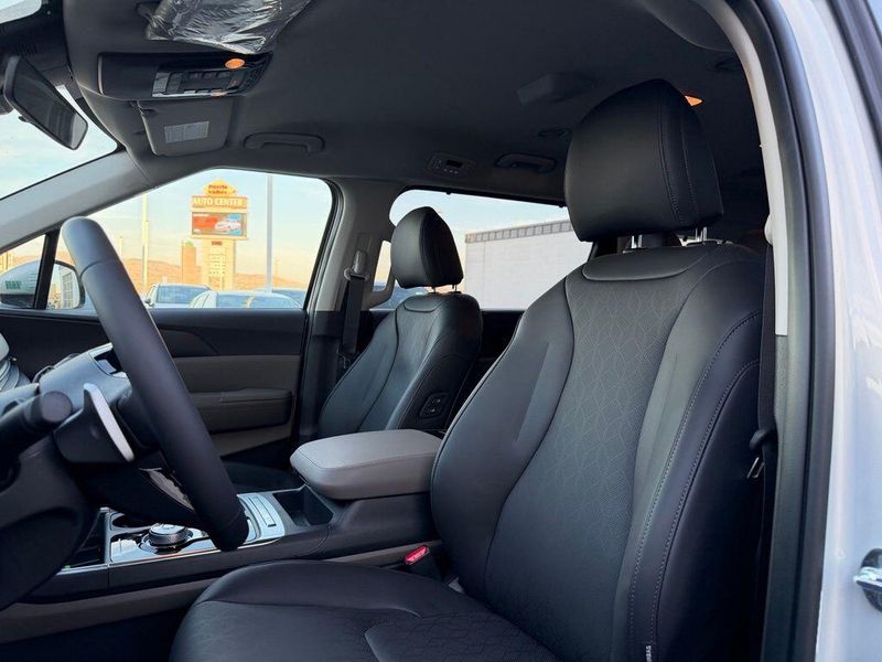 New 2026 Kia Carnival Hybrid EXImage 12