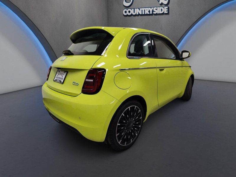 New 2025 Fiat 500e IconaImage 8