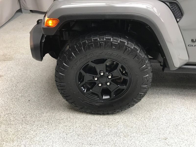 2021 Jeep Gladiator Willys photo 2