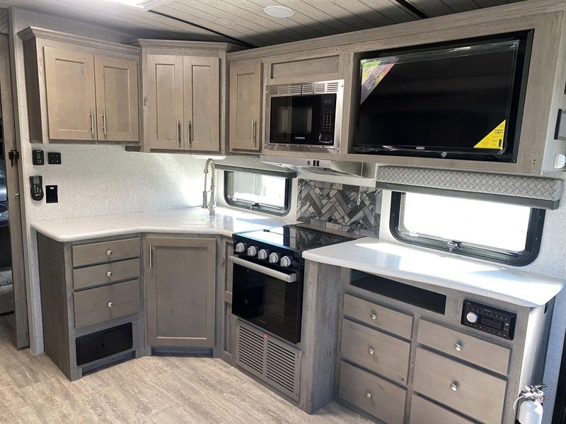 New 2024 ARCTIC FOX EDGE 27SX Image 11
