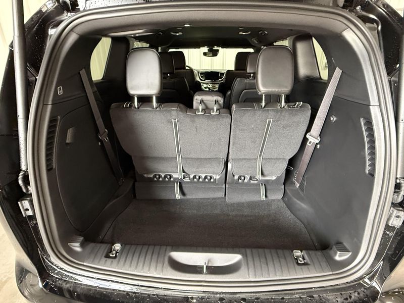 New 2027 Chrysler Pacifica SelectImage 5