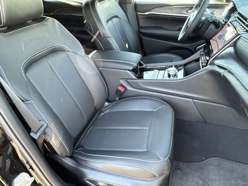 New 2024 Jeep Grand Cherokee L Overland 4x4Image 14