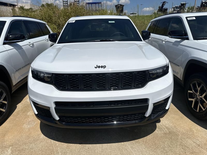 New 2025 Jeep Grand Cherokee L Limited 4x4Image 2
