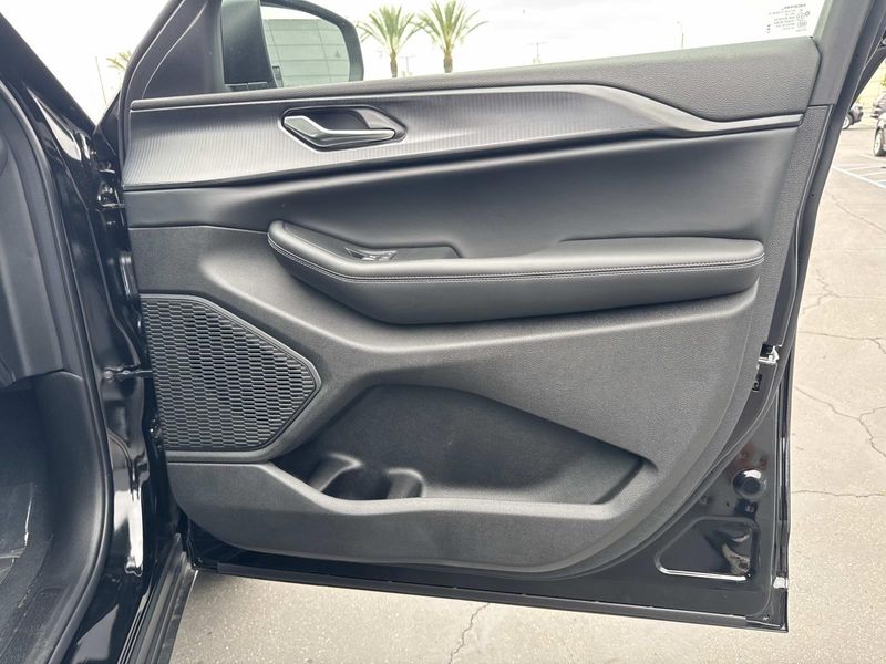 New 2026 Jeep Grand Cherokee L Laredo 4x2