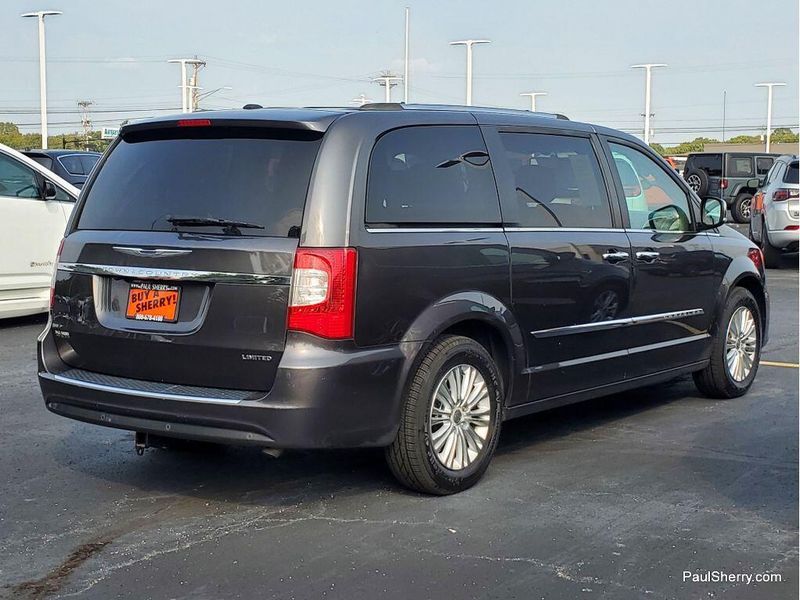2016 Chrysler Town & Country Limited photo 5