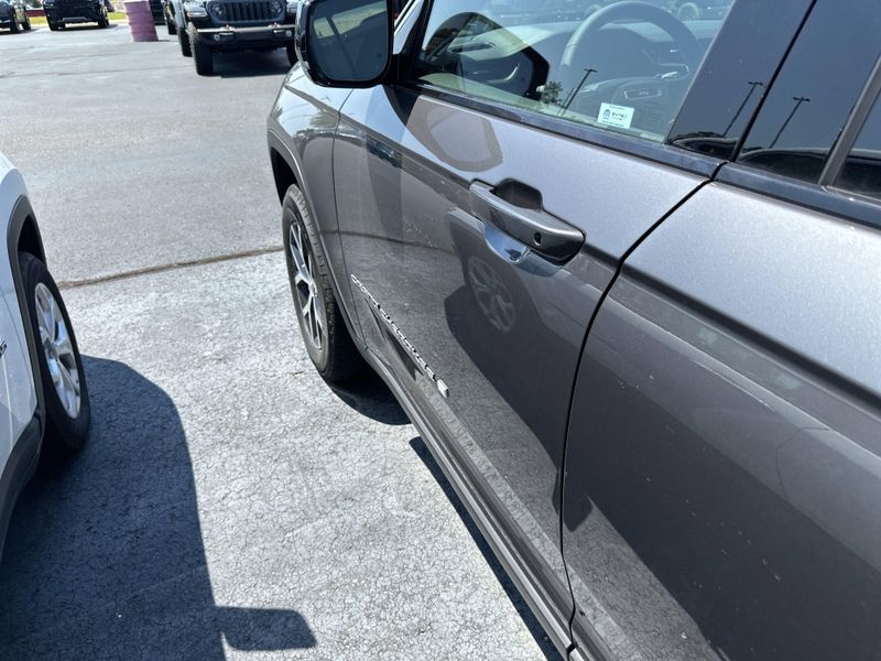 New 2025 Jeep Grand Cherokee L Limited 4x4Image 11