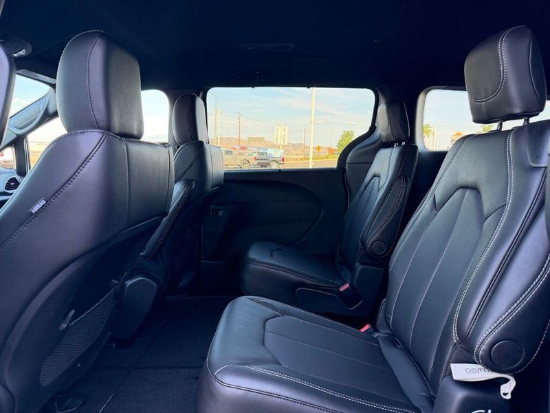 New 2027 Chrysler Pacifica LXImage 12