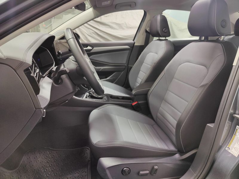 Used 2025 Volkswagen Jetta SE w/SunroofImage 13