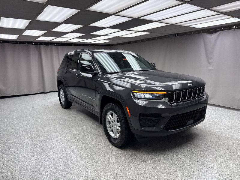 New 2025 Jeep Grand Cherokee Laredo 4x4Image 4