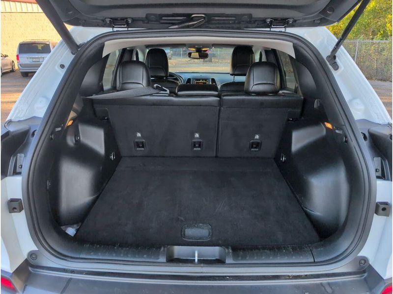 Used 2023 Jeep Cherokee Altitude LuxImage 34