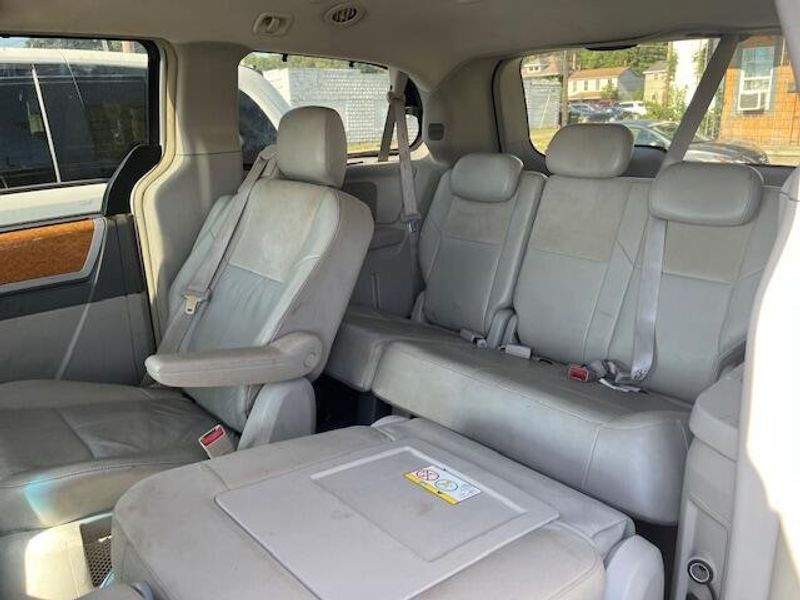 Used 2008 Chrysler Town & Country LMTImage 2