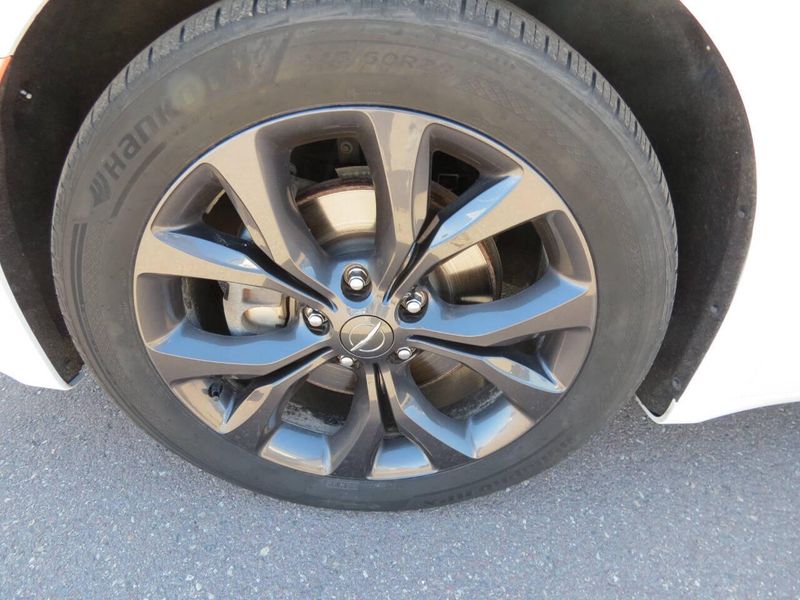 Used 2020 Chrysler Pacifica Touring 4dr Mini VanImage 7