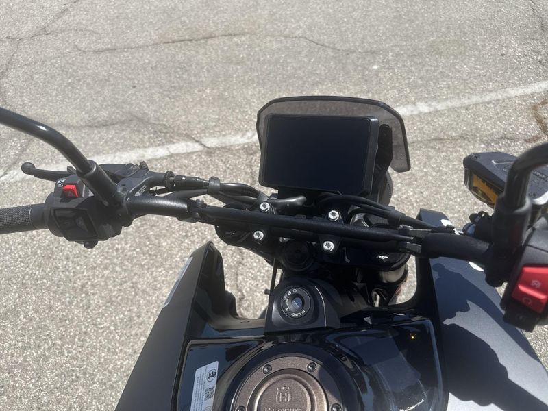 New 2025 Husqvarna SVARTPILEN 801 Image 14