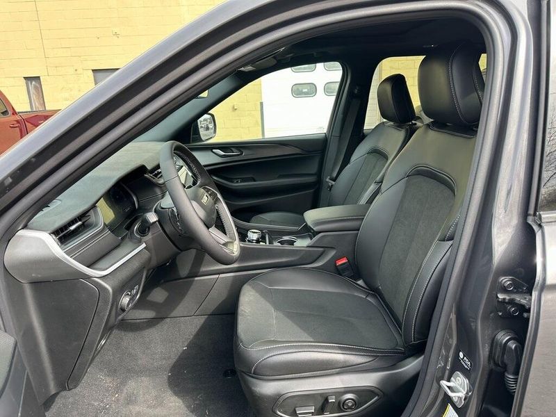 2025 Jeep Grand Cherokee Altitude X 4x4Image 12