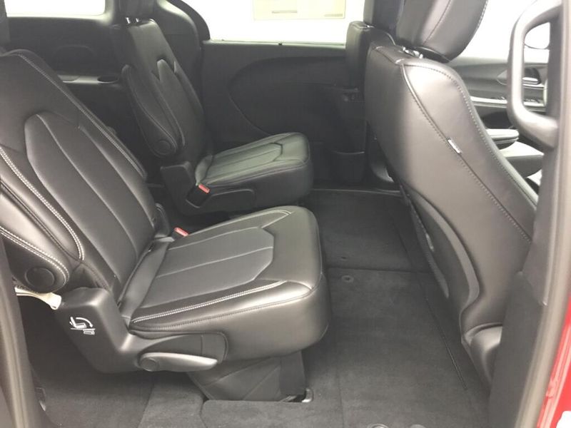 New 2026 Chrysler Pacifica SelectImage 13