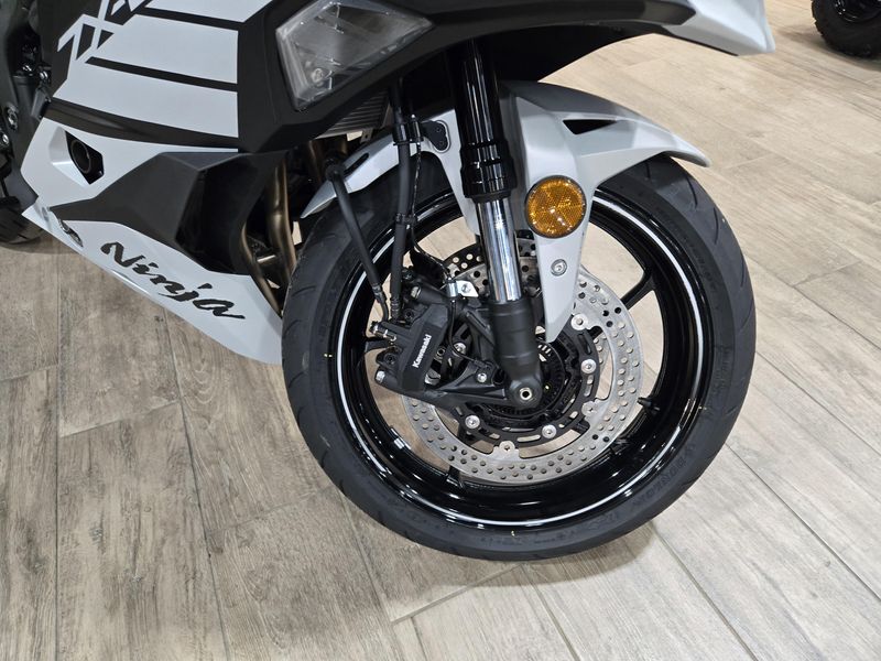 2025 Kawasaki NINJA ZX4RR ABS METALLIC MATTE WHITISH SILVER AND METALLIC FLAT SPARK BLACK Image 13
