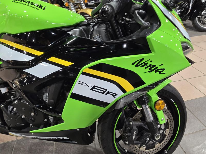 USED 2025 KAWASAKI NINJA ZX6R KRT EDITION LIME GREEN AND EBONY AND PEARL BLIZZARD WHITE Image 9