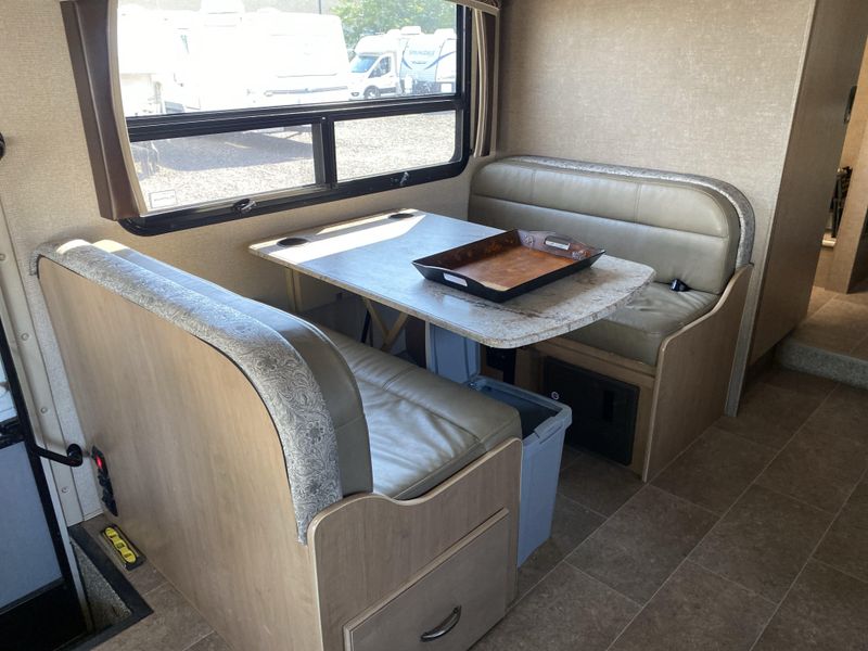 Used 2017 THOR CHATEAU 31Y Image 22