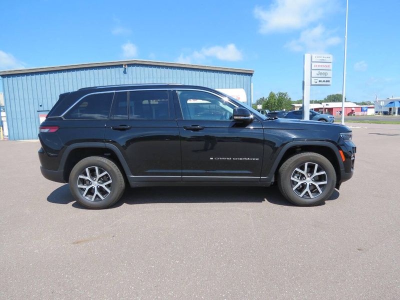 Used 2023 Jeep Grand Cherokee Limited 4x4 4dr SUVImage 1