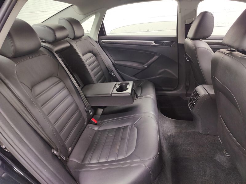 Used 2017 Volkswagen Passat SEL Premium w/Sunroof/NavImage 14