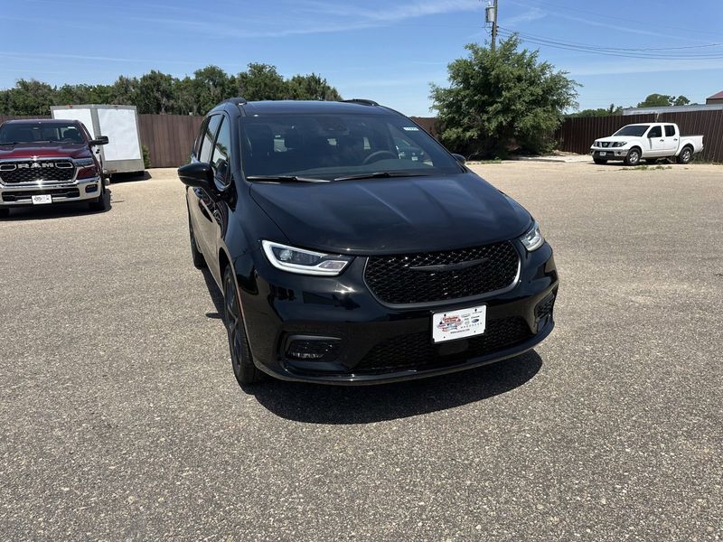 2024 Chrysler Pacifica Touring L AwdImage 2