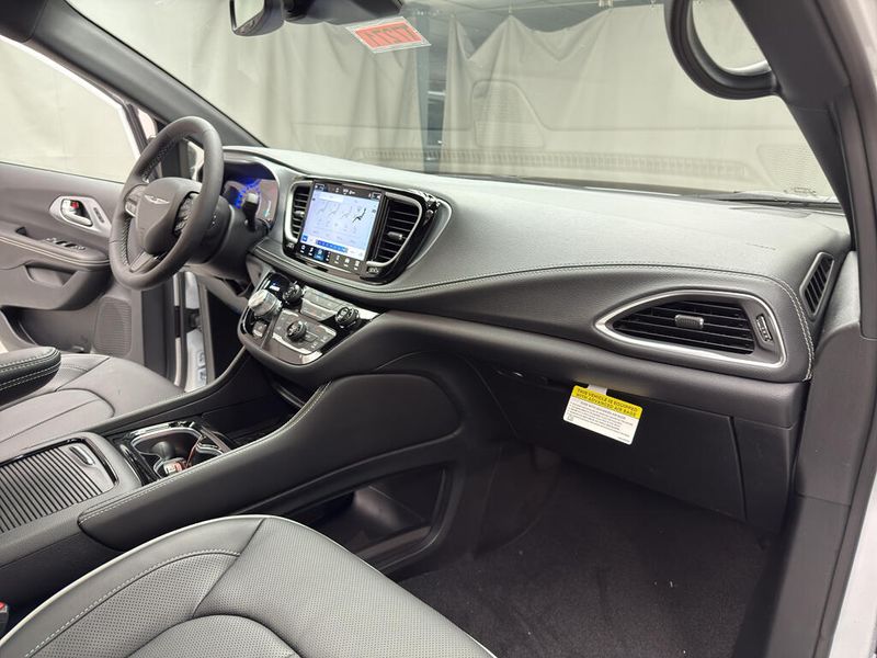 New 2026 Chrysler Pacifica Limited AwdImage 15