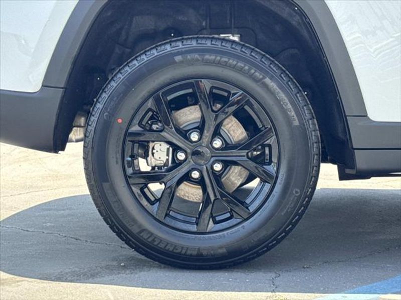 New 2026 Jeep Grand Cherokee Laredo Altitude 4x2