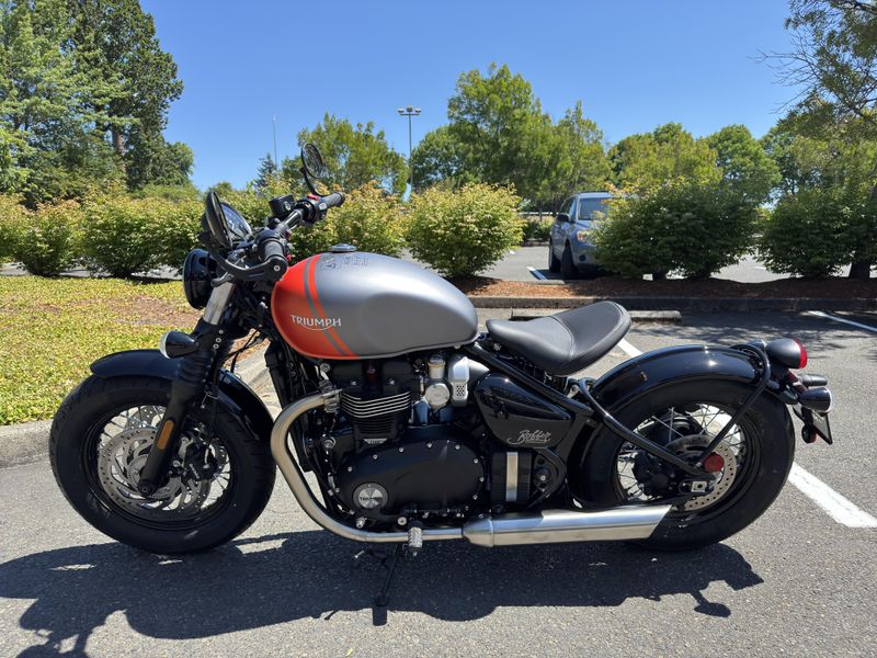 2025 Triumph Bonneville Bobber - MATTE GRAPHITE - MATTE BAJA ORANGE 