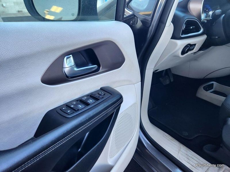 2022 Chrysler Voyager LXImage 35