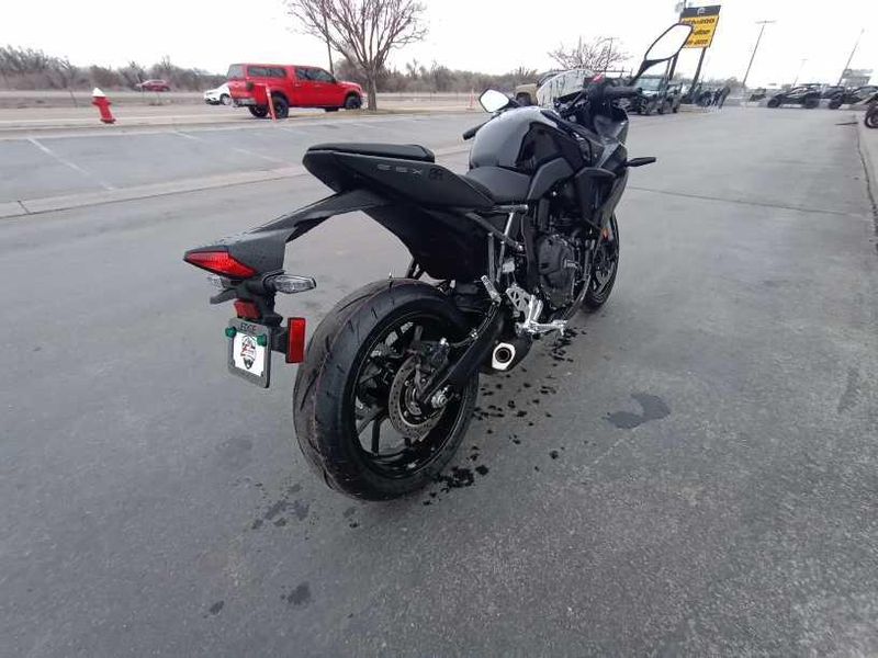2025 Suzuki GSXS 8R 