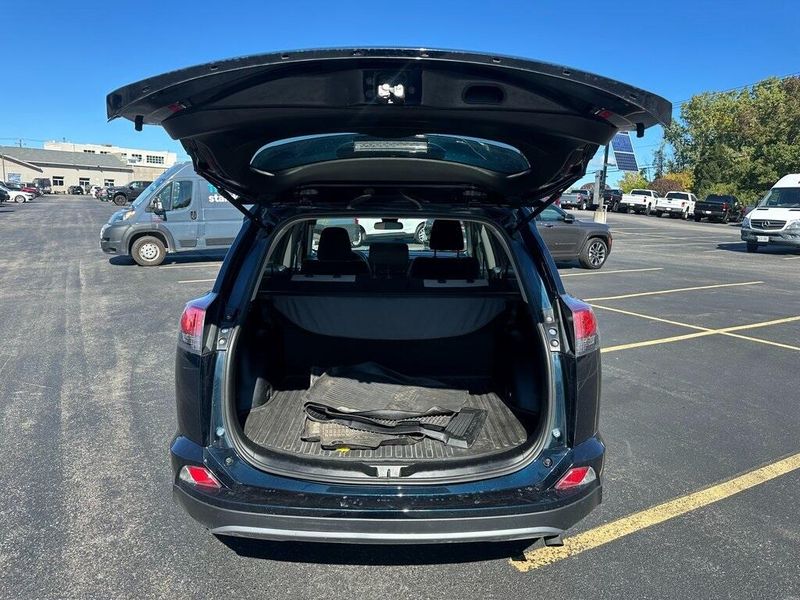2017 Toyota RAV4 XLE photo 9