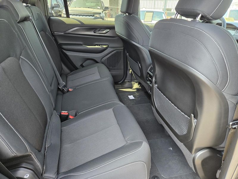 New 2026 Jeep Grand Cherokee Laredo 4x2